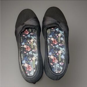 Skechers GOwalk "Sweet Thing" slip-on ballet flats.Women’s Size 9.5